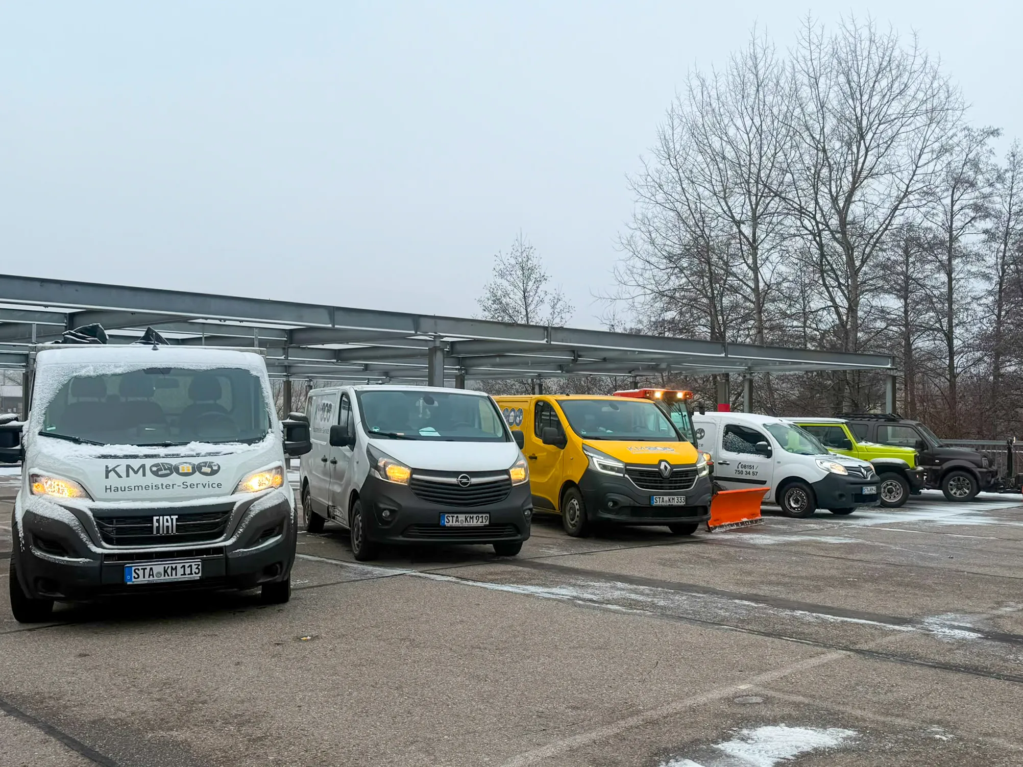 Schneeräumen mit Räumfahrzeug in Starnberg