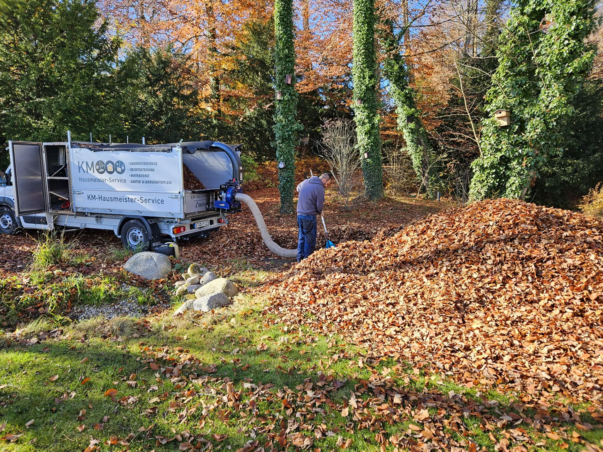 Laubentfernung durch KM Hausmeisterservice in Starnberg im Herbst